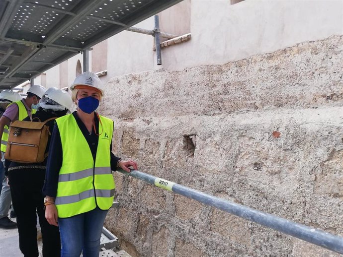 La delegada territorial de Cultura de la Junta en Almería, Eloísa Cabrera, visita las obras de la muralla norte de La Alcazaba