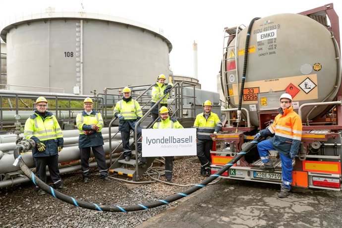First delivery of pyrolysis oil for polymer production at the LyondellBasell site in Wesseling, Germany (facial masks were briefly taken down to take this image).