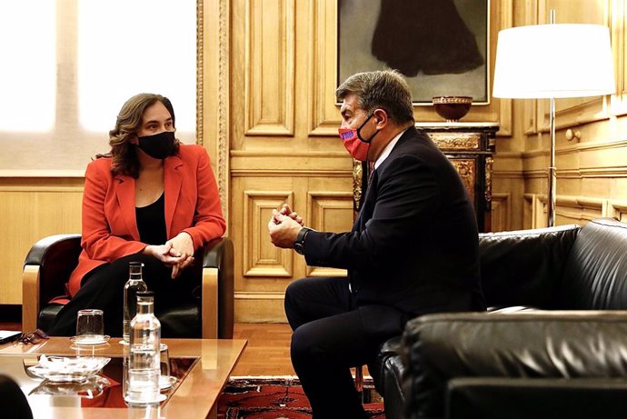 Reunión entre la alcaldesa de Barcelona, Ada Colau, y el presidente del FC Barcelona, Joan Laporta, en el Ajuntament