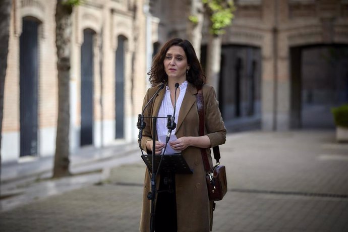 La presidenta de la Comunidad de Madrid y candidata a la reelección por el PP, Isabel Díaz Ayuso ofrece declaraciones a los medios después de ejercer su derecho a voto en el Colegio La Inmaculada-Marillac, a 4 de mayo de 2021, en Madrid (España). Un tot