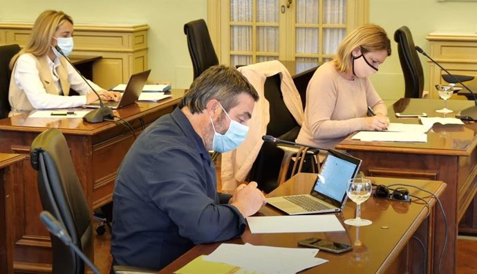 El Parlament pide a las instituciones que fomenten alternativas de ocio seguras y potencien el sector cultural.