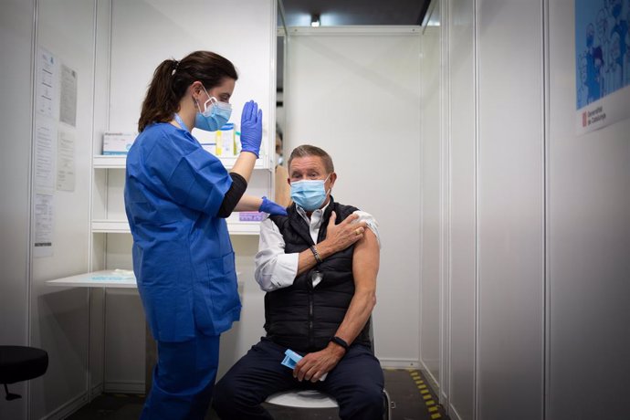 Una professional sanitria inocula una vacuna del Covid-19 (Arxiu)