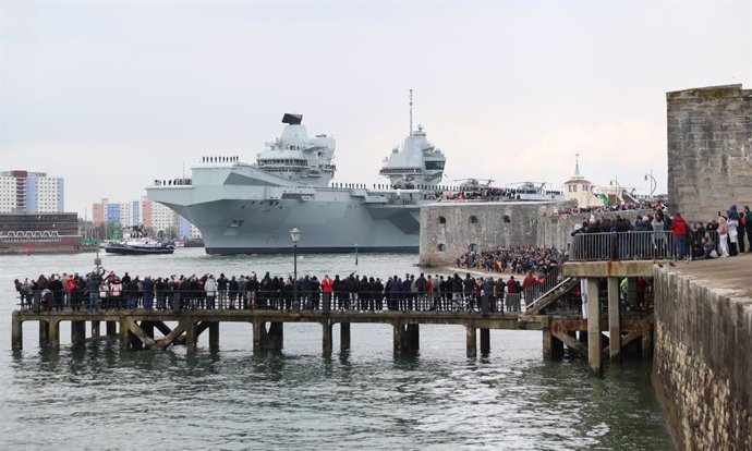 01 May 2021, United Kingdom, Portsmouth: The Royal Navy aircraft carrier "HMS Queen Elizabeth" leaves the naval base in Portsmouth harbour, to sail for exercises off Scotland before heading for the Indo-Pacific region. Photo: Andrew Matthews/PA Wire/dpa