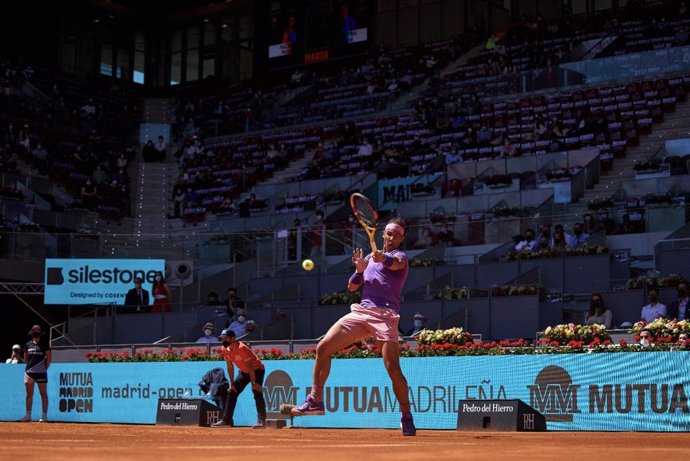 El tenista español Rafa Nadal en su victoria sobre Alexei Popyrin (6-3 y 6-3) en los octavos de final del Masters 1000 Mutua Madrid Open, en la Pista Manolo Santana de la Caja Mágica
