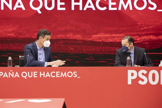 El presidente del Gobierno, Pedro Sánchez (i) y el ministro de Transportes, Movilidad y Agenda Urbana, José Luis Ábalos (d) durante la Comisión Ejecutiva Federal del PSOE, a 6 de mayo de 2021, en Madrid (España)