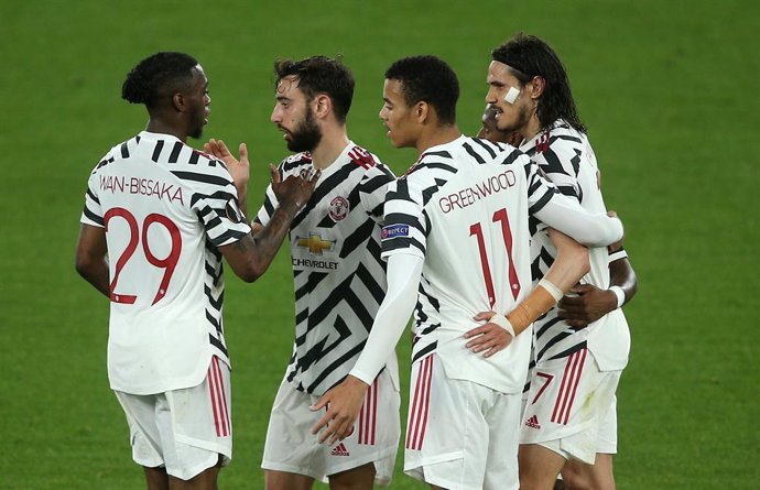 06 May 2021, Italy, Rome: Manchester United's Edinson Cavani (R) celebrates scoring his side's first goal with team mates during the UEFA Europa League Semi-Final second leg soccer match between AS Roma and Manchester United at the Olympic Stadium. Phot