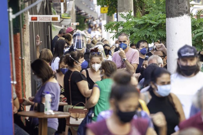 06 May 2021, Brazil, Sao Paulo: People queue as they wait their turn to receive  the COVID-19 vaccine at free clinic in the Bela Vista region. Photo: Leco Viana/TheNEWS2 via ZUMA Wire/dpa