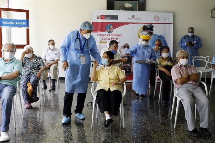 Archivo - Campaña de vacunación contra el coronavirus en Perú