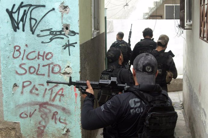 06 May 2021, Brazil, Rio de Janeiro: Police officers carry out an operation against gangs in the favela Jacarezinho where at least 25 people have died in a shoot-out during the raid. Photo: Jose Lucena/TheNEWS2 via ZUMA Wire/dpa