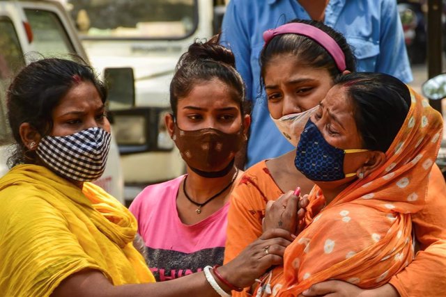 Familiares de un fallecido por coronavirus en India