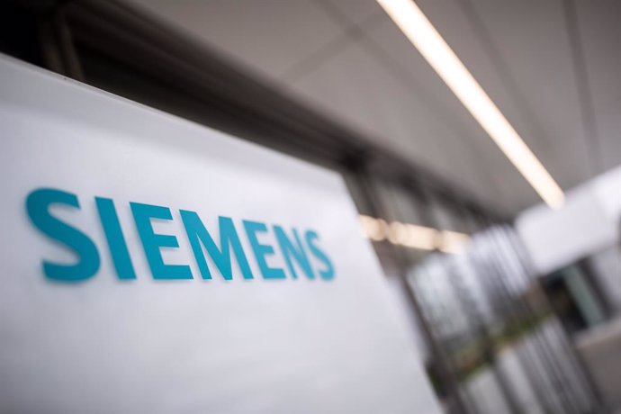 FILED - 30 April 2021, Bavaria, Erlangen: A general view of the logo of German industrial corporation Siemens at the entrance of an office building on the Siemens Campus Erlangen. Photo: Daniel Karmann/dpa