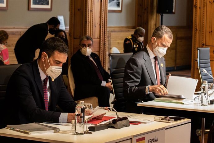 El presidente del Gobierno, Pedro Sánchez (i) y el Rey de España Felipe VI (d) durante la reunión plenaria de la XXVII Cumbre Iberoamericana de Jefes de Estado y de Gobierno en el Hotel Sport Village a 21 de abril de 2021, en Andorra la Vella (Andorra).
