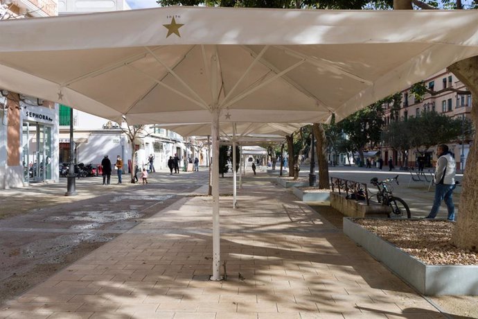 Archivo - Terrazas de un establecimiento recogidas el mismo día de la entrada en vigor del cierre perimetral ante el aumento de casos de Covid-19, en Ibiza, Islas Baleares, (España), a 23 de enero de 2021