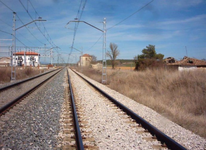 Imagen de la vía de la estación de Adif en Espinosa-El Caballo (Palencia)
