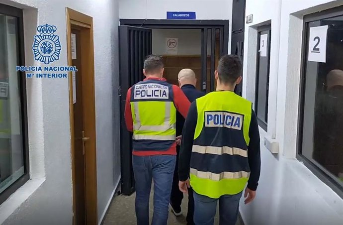 Un detenido, custodiado por agentes de la Policía Nacional