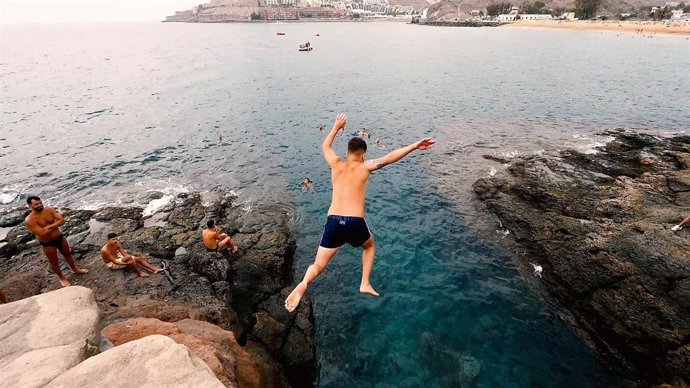El 10% de los estudiantes canarios admite haber `aprendido a nadar* tras recibir un empujón por la espalda