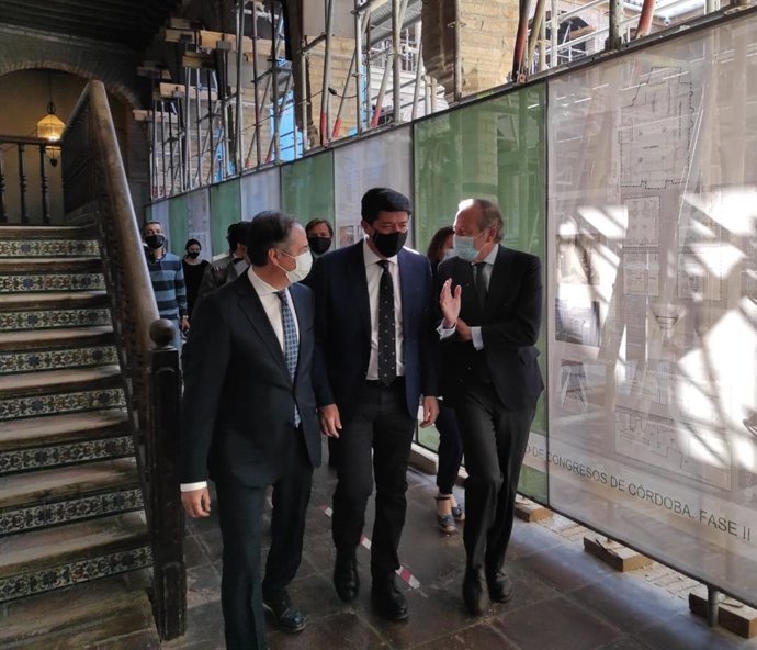 Marín (centro), a su llegada al Palacio de Congresos de Córdoba.