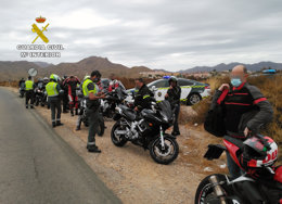 Guardia Civil sorprende a un motorista circulando