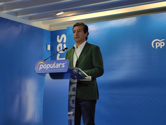 El presidente del PP balear, Biel Company, en una rueda de prensa en la sede de la formación, en Palma.