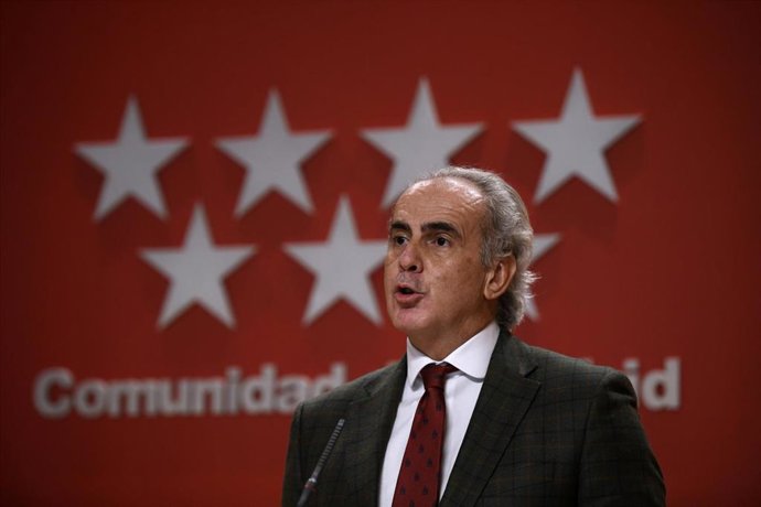 Archivo - El consejero de Sanidad de la Comunidad de Madrid, Enrique Ruiz Escudero, ofrece una rueda de prensa posterior a la reunión del Consejo de Gobierno, en la Real Casa de Correos, en Madrid (España), a 18 de noviembre de 2020. 