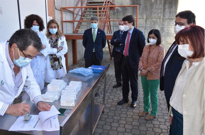 La ministra de Sanidad y el consejero de Sanidad ecepcionan vacunas Covid en Mérida