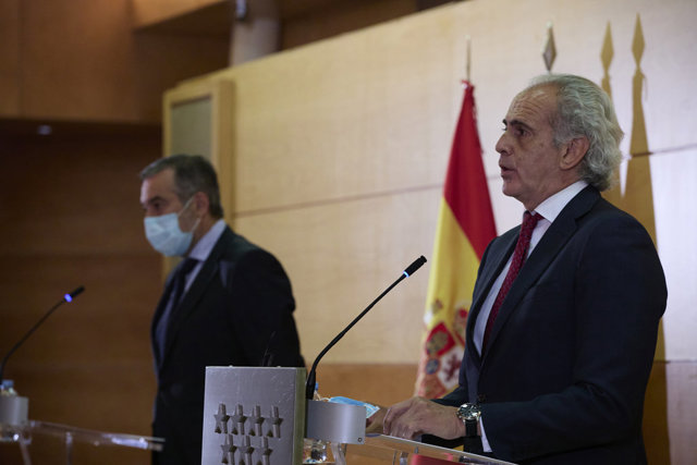 El consejero de Justicia, Interior y Víctimas en funciones de la Comunidad de Madrid, Enrique López y el consejero de Sanidad en funciones, Enrique Ruiz Escudero, intervienen en una rueda de prensa
