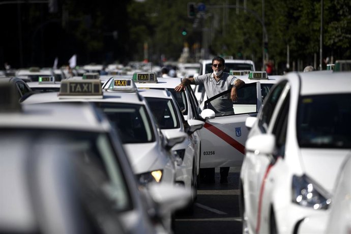 Archivo - Taxis concentrados en el Paseo de Recoletos. Archivo.