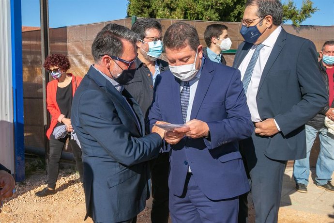 El presidente de Castilla-La Mancha, Emiliano García-Page, coloca en la localidad guadalajareña de Cifuentes,