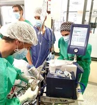 Andalucía baja 54 hospitalizados hasta 1.220 y los ingresados en UCI descienden en 13 hasta 320