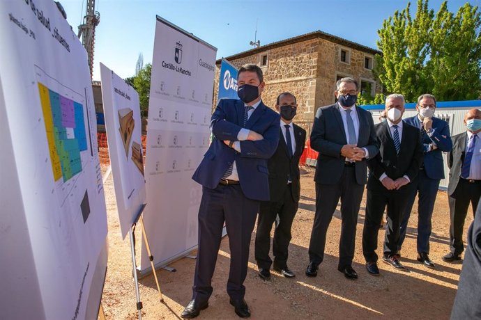 El presidente de Castilla-La Mancha, Emiliano García-Page, coloca en la localidad guadalajareña de Cifuentes, la primera piedra del nuevo Centro de Salud del municipio