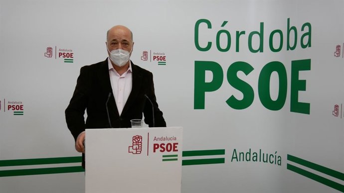 Archivo - El secretario general del PSOE de Córdoba, Antonio Ruiz, en la sede de su partido.