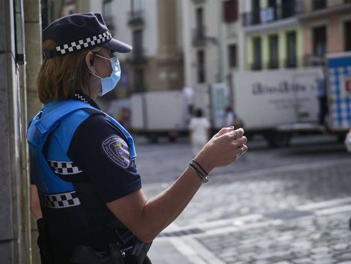 Archivo - Agentes de la Policía Municipal controlan la afluencia de gente en la Plaza del Consistorio 