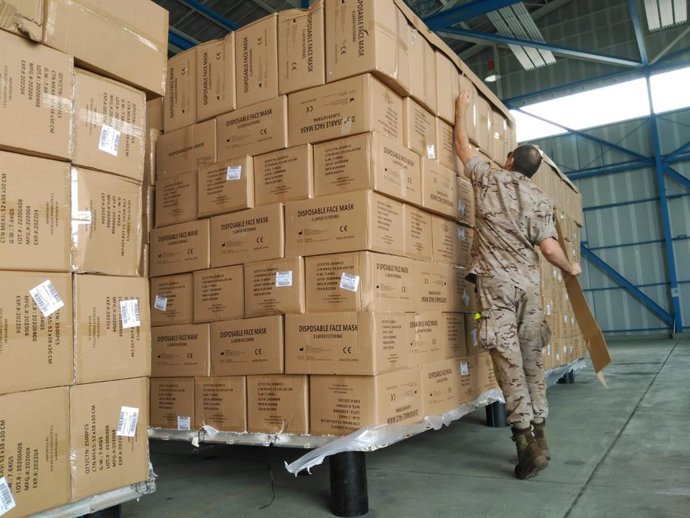 Archivo - Imagen de archivo de un militar supervisando la entrega de una carga