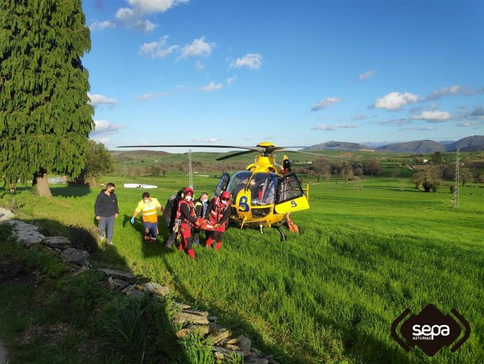 Archivo - Imagen de archivo de una intervención del SEPA en un accidente de tráfico en Tineo
