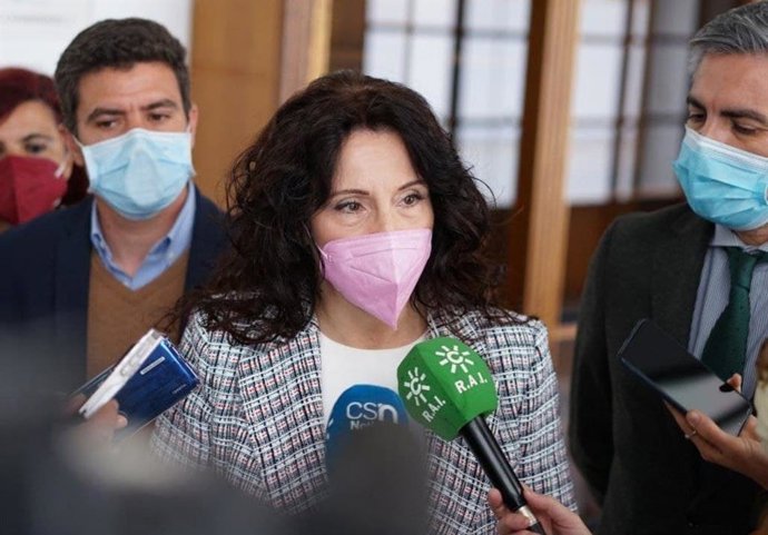 Archivo - Imagen de archivo de la consejera de Igualdad, Rocío Ruiz, en declaraciones a los medios tras reunirse con el grupo parlamentario de Cs para abordar la Ley de Infancia y Adolescencia de Andalucía.