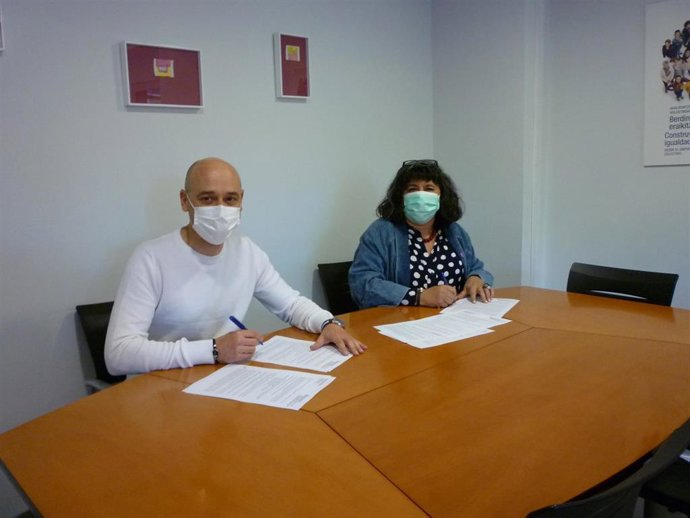 Miguel Elorz, coordinador de Médicos del Mundo Navarra; y Eva Istúriz, gerente del INAI, en la firma del convenio