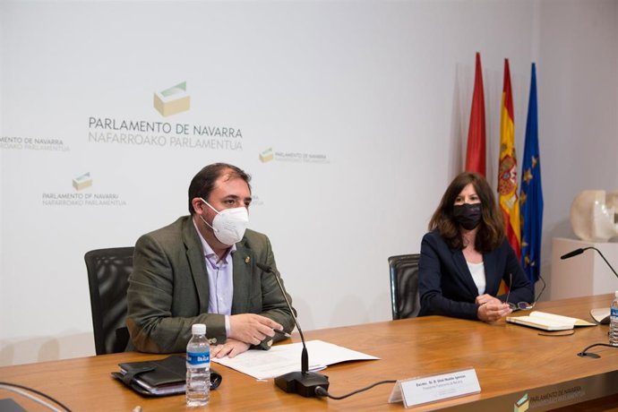 Unai Hualde, presidente del Parlamento de Navarra, y Begoña Pérez Eransus, vicerrectora de Proyección Universitaria, Cultura y Divulgación de la UPNA, en la presentación de un informe sobre normativa relativa a discapacidad.