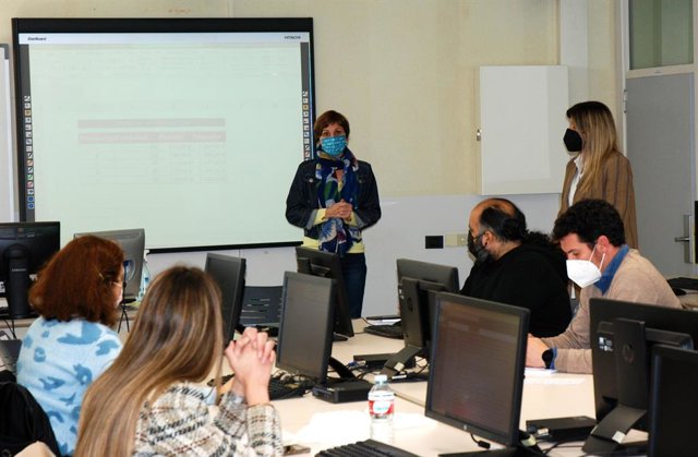 Nava Castro participa en uno de los cursos del plan de formación turística.