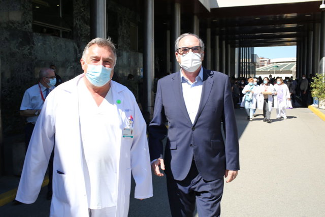 El candidato del PSOE a la Presidencia de la Comunidad de Madrid, Ángel Gabilondo, acompañado de su médico, a su salida del  Hospital Ramón y Cajal tras recibir el alta hospitalaria