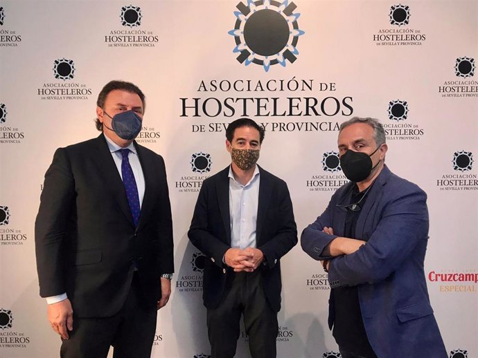 Maceda, Luque y Jurado, en la sede de la Asociación de Hosteleros