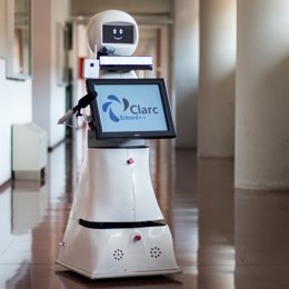 Robot diseñado en la UMA que permite a personas aisladas por la COVID-19 en residencias u hospitales hablar con sus seres queridos.