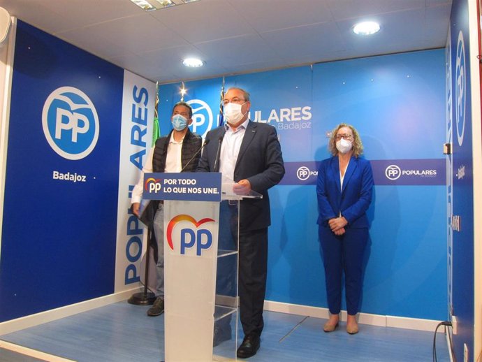 El presidente del PP de Extremadura, José Antonio Monago, en rueda de rpensa en Badajoz