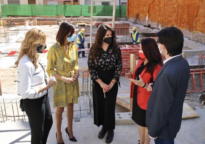 La consejera Valle Miguélez visita las obras de la nueva oficina del SEF en Cieza.