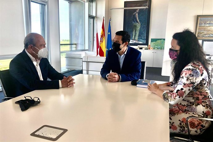 El consejero con el alcalde y la concejala