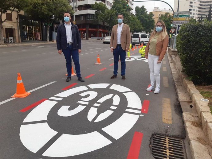 El alcalde de Palma, José Hila; el regidor de Movilidad Sostenible, Francisco Dalmau y la directora general del área, Irene Nombela, en Paseo Mallorca.