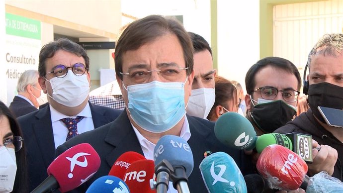 El presidente de la Junta y secretario general del PSOE de Extremadura, Guillermo Fernández Vara, atiende a los medios de comunicación.