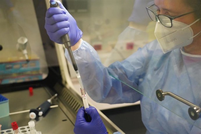 Archivo - Una enfermera durante el ensayo clínico de la vacuna alemana Curevac , en el Hospital de Cruces de Bilbao, País Vasco