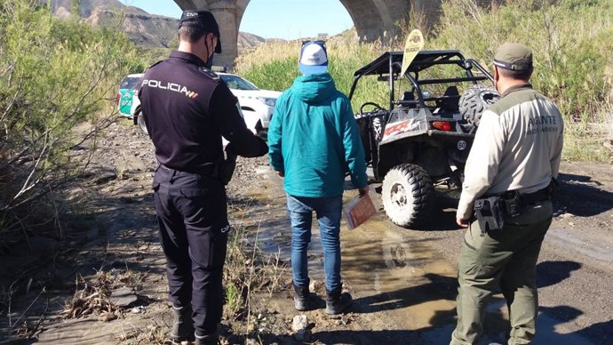 La Policía Adscrita y agentes de Medio Ambiente denuncian a usuarios de vehículos a motor que circulaban por espacios protegidos de Almería
