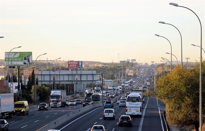 Archivo - Tráfico en la autovía A-4 con la M-50 a primera hora de la mañana, en Madrid (España). 