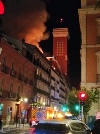 Un incendio sin heridos obliga a desalojar un edificio en la calle Atocha